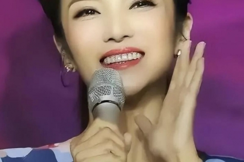 东南卫视主持人管艺，才华横溢的主持人