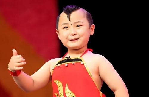 春晚童星邓鸣贺，星光璀璨的璀璨之星