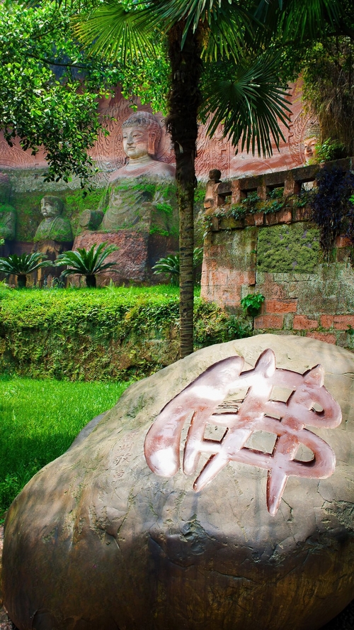 乐山大佛位于四川省乐山市，是中国古代佛教艺术的瑰宝之一。这座大佛高达71米，被誉为世界最大的石刻佛像之一。