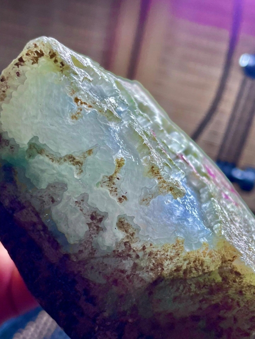 高冰种翡翠原石价格血玉皮丘高冰种翡翠原石价格揭秘-第3张图片